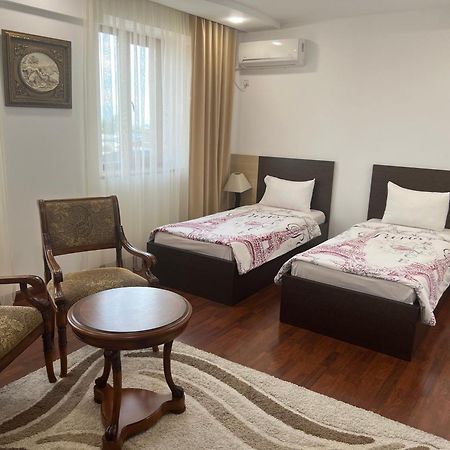 Vanatur Hotel ギュムリ エクステリア 写真